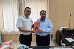 राम-काव्य-की-प्रति-भेंट